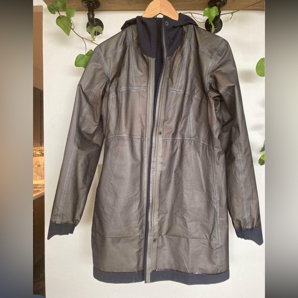 Arc’teryx Codetta Women’s Raincoat - Picture 3 of 9